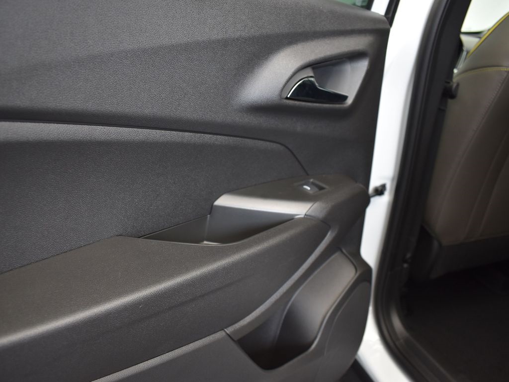 2025 Summit White Chevrolet Trax ACTIV FWD SUV
