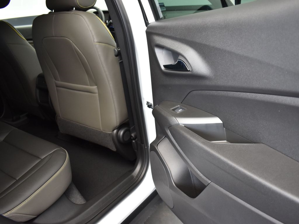 2025 Summit White Chevrolet Trax ACTIV FWD SUV