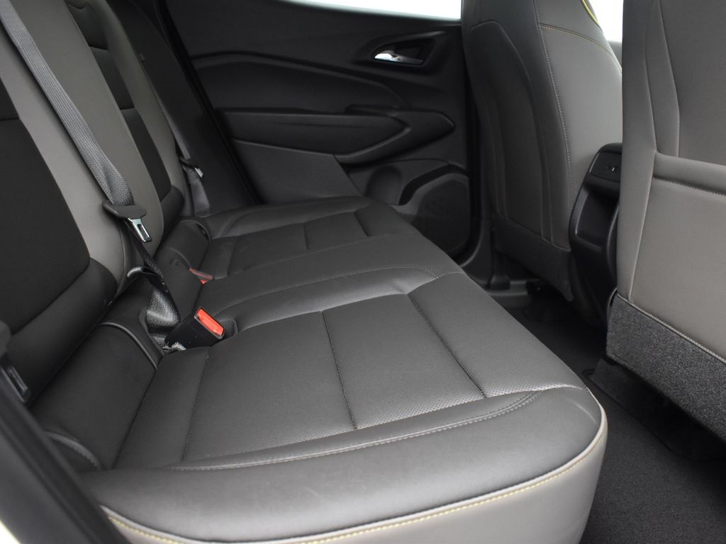 2025 Summit White Chevrolet Trax ACTIV FWD SUV