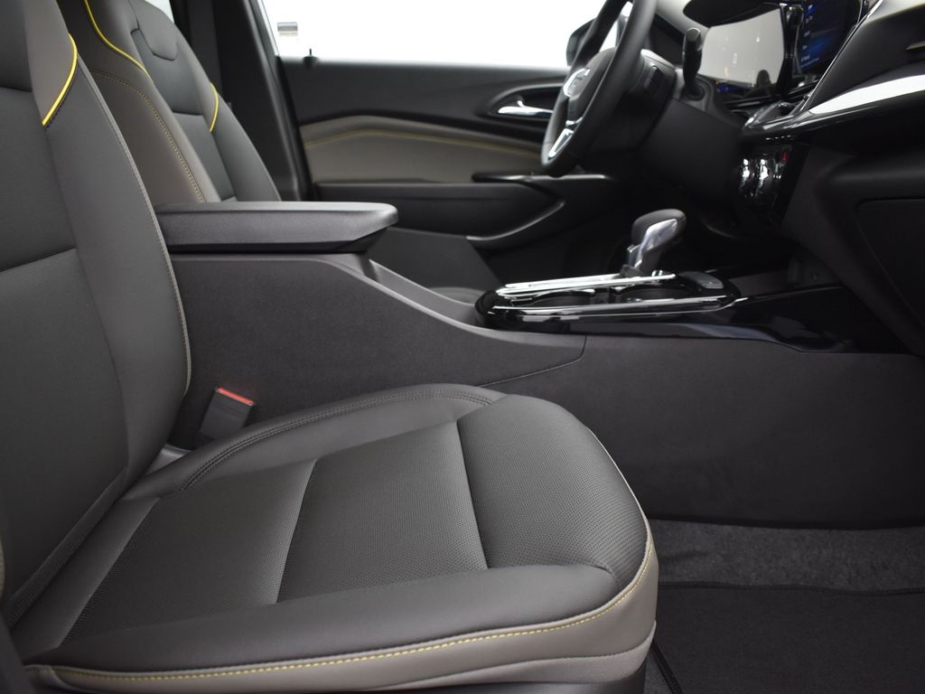 2025 Summit White Chevrolet Trax ACTIV FWD SUV