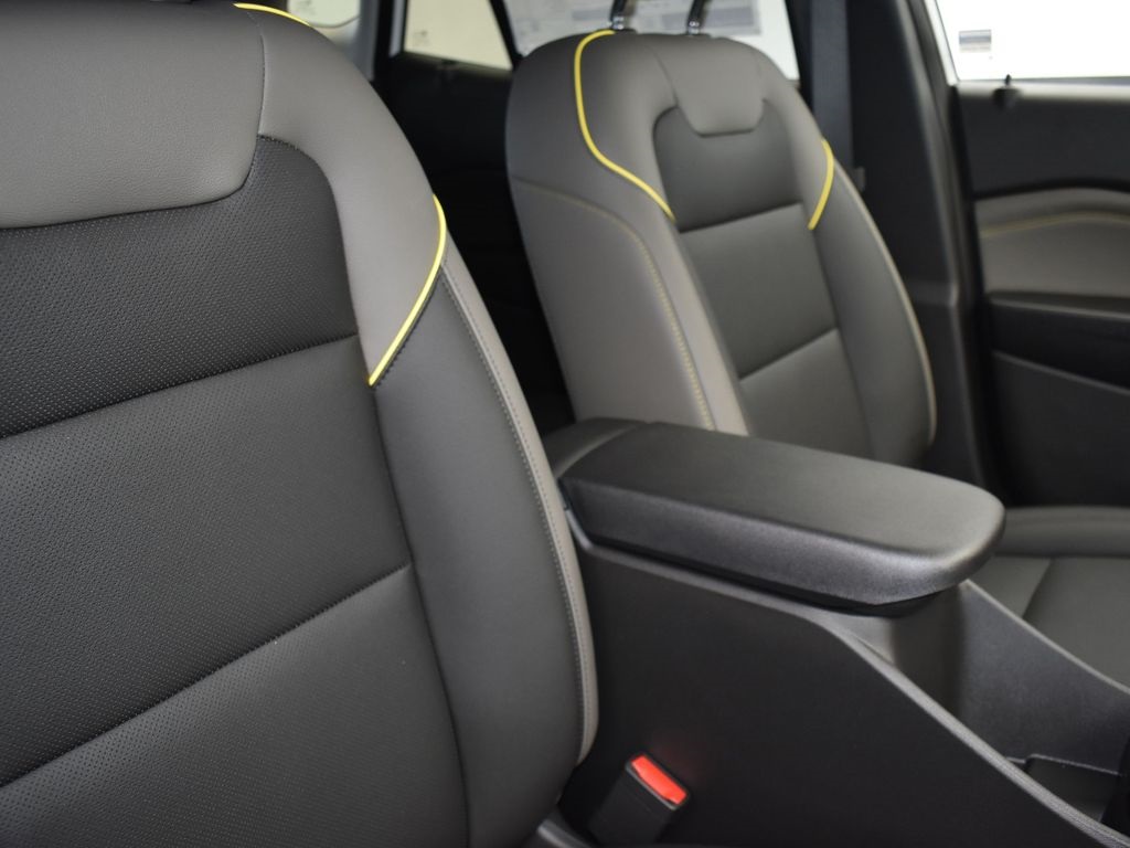2025 Summit White Chevrolet Trax ACTIV FWD SUV