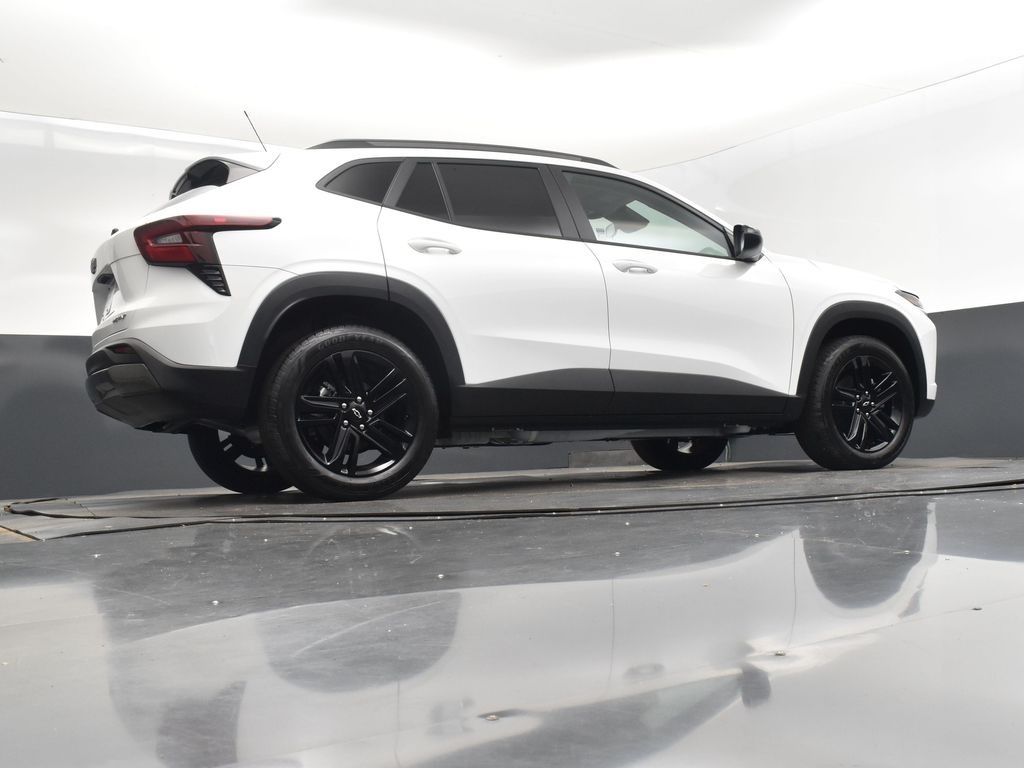 2025 Summit White Chevrolet Trax ACTIV FWD SUV