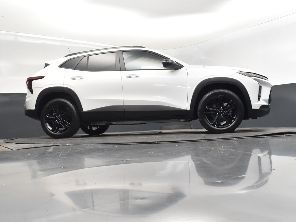 2025 Summit White Chevrolet Trax ACTIV FWD SUV