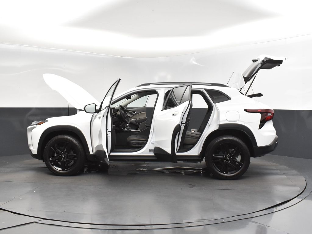 2025 Summit White Chevrolet Trax ACTIV FWD SUV