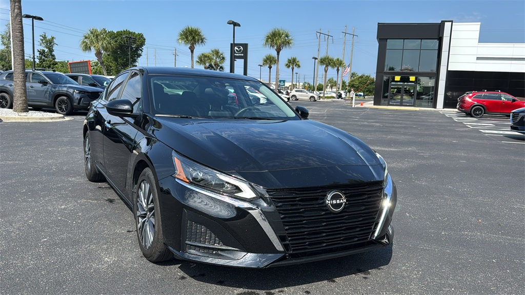 2023 Super Black Clearcoat Nissan Altima 2.5 SV FWD Sedan