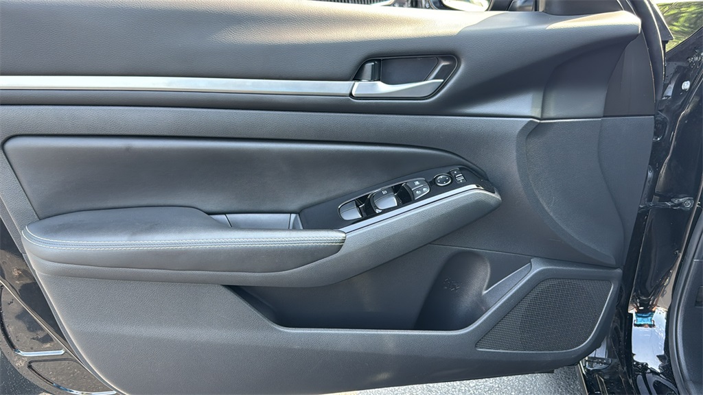 2023 Super Black Clearcoat Nissan Altima 2.5 SV FWD Sedan