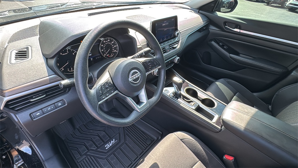 2023 Super Black Clearcoat Nissan Altima 2.5 SV FWD Sedan