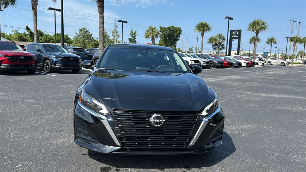 2023 Super Black Clearcoat Nissan Altima 2.5 SV FWD Sedan