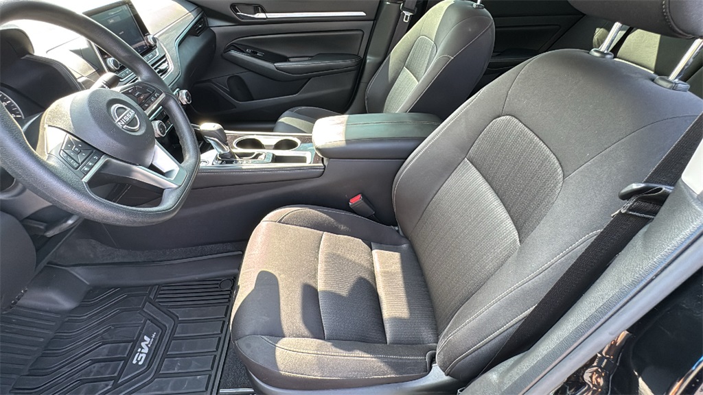 2023 Super Black Clearcoat Nissan Altima 2.5 SV FWD Sedan