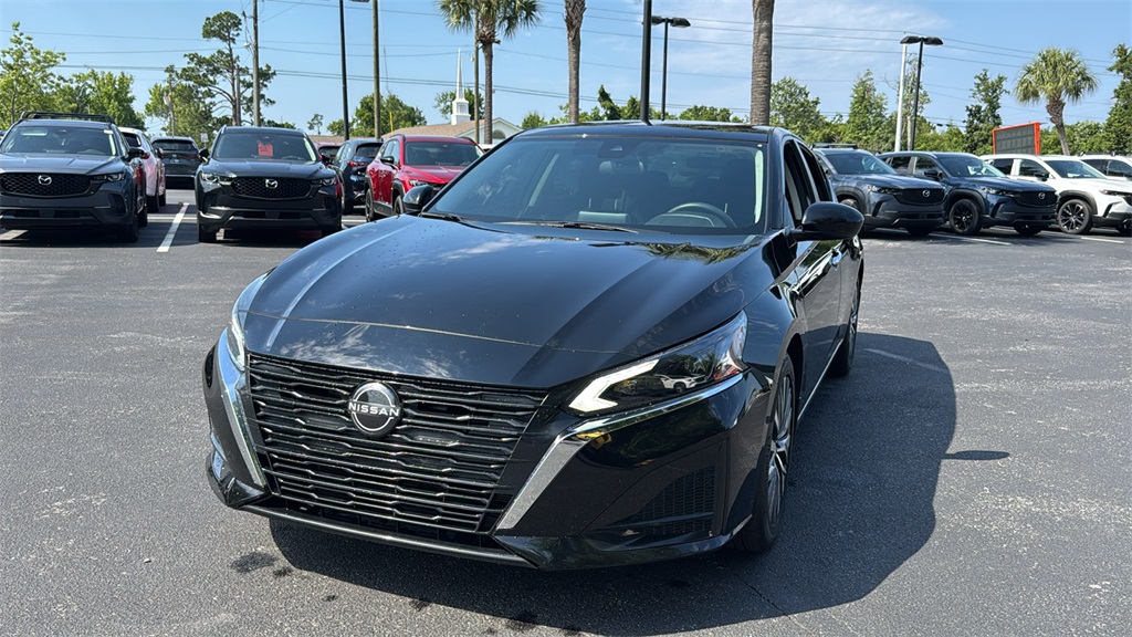 2023 Super Black Clearcoat Nissan Altima 2.5 SV FWD Sedan