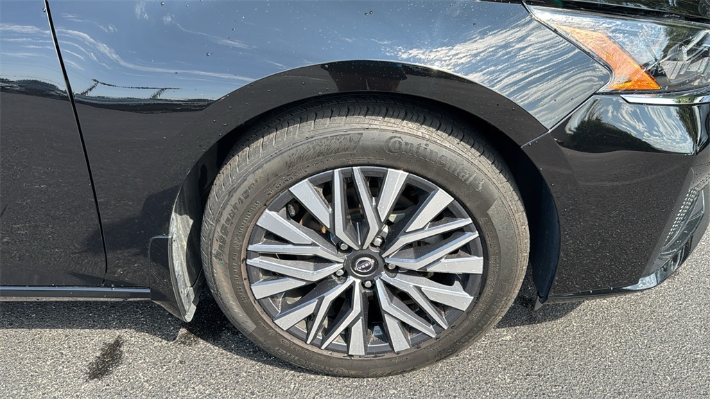 2023 Super Black Clearcoat Nissan Altima 2.5 SV FWD Sedan
