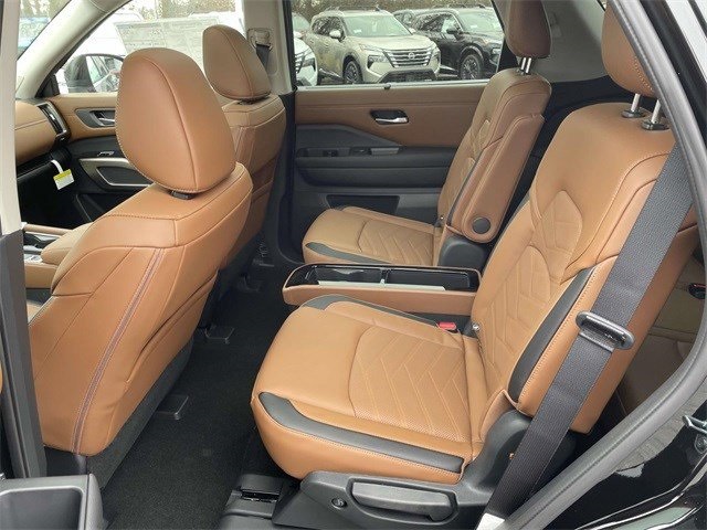2025 Nissan Pathfinder Platinum photo 8