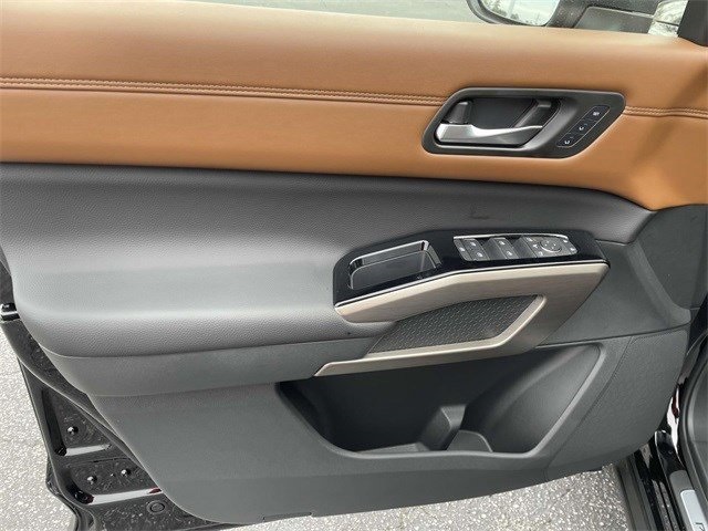 2025 Nissan Pathfinder Platinum photo 13