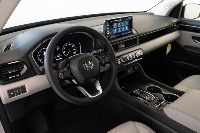 2025 Honda Pilot Touring photo 2
