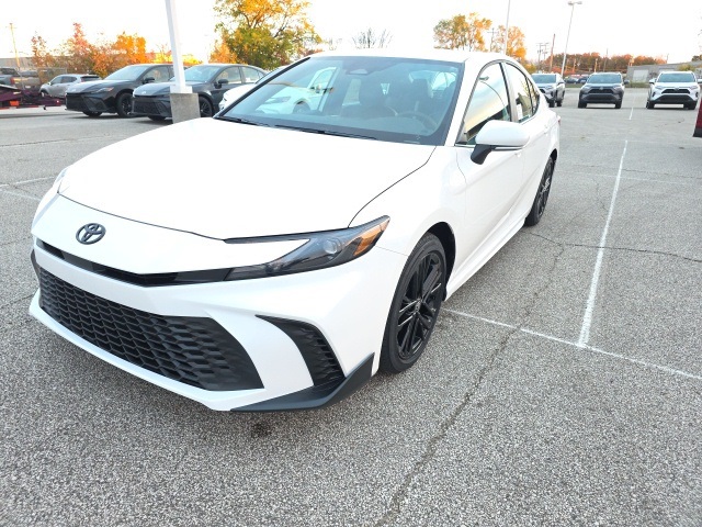 2026 Toyota Camry SE photo 3