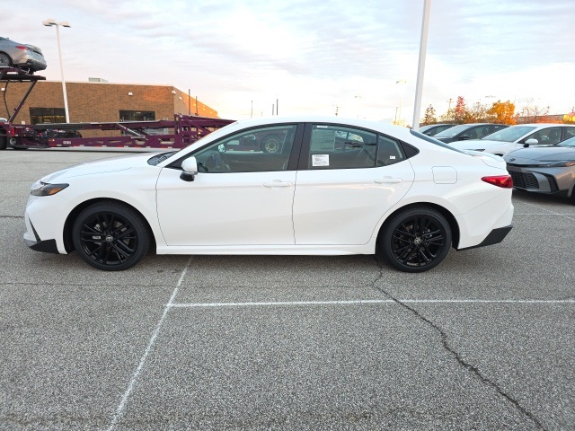 2026 Toyota Camry SE photo 4