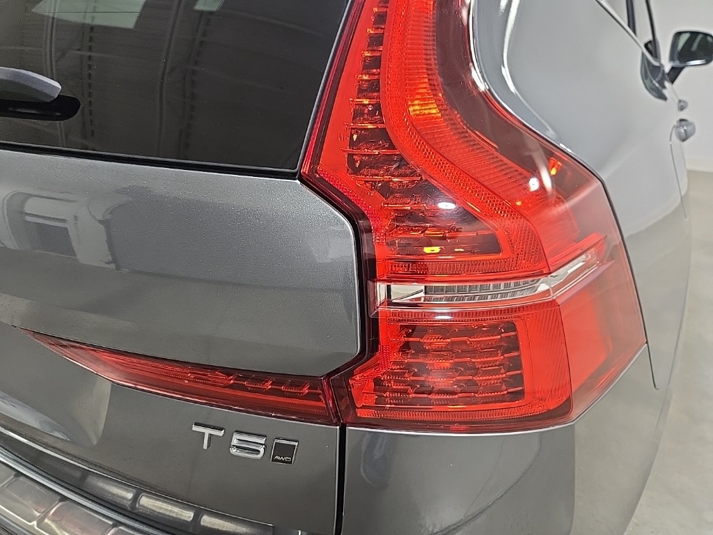 2021 Volvo XC60 T5 Inscription photo 9