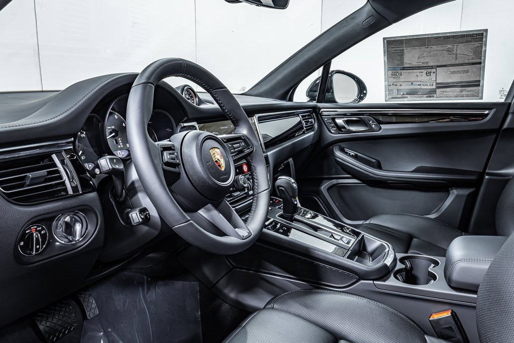2025 Porsche Macan S photo 4