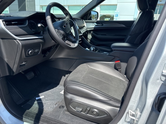 2025 Jeep Grand Cherokee Altitude photo 11