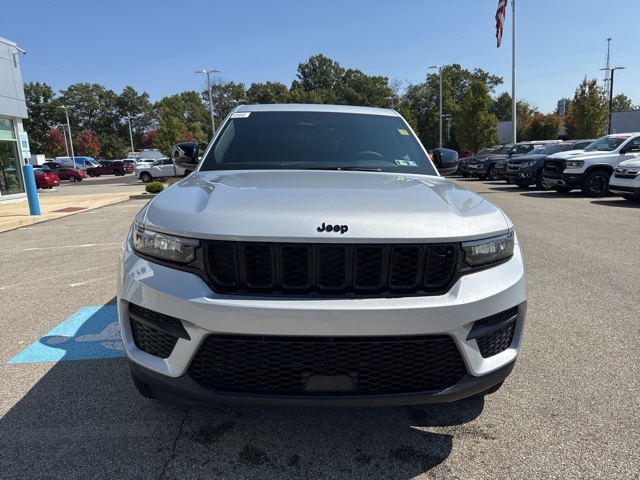 2025 Jeep Grand Cherokee Altitude photo 2