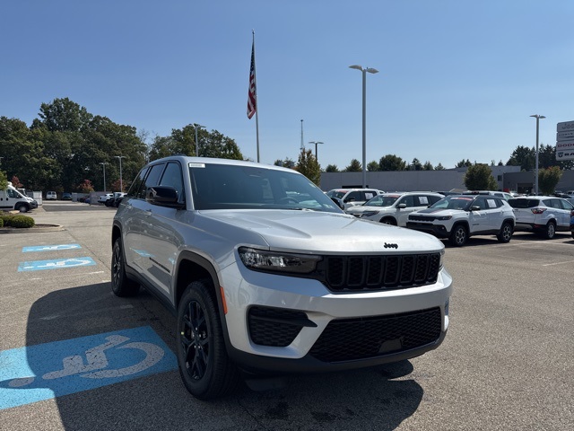 2025 Jeep Grand Cherokee Altitude photo 3