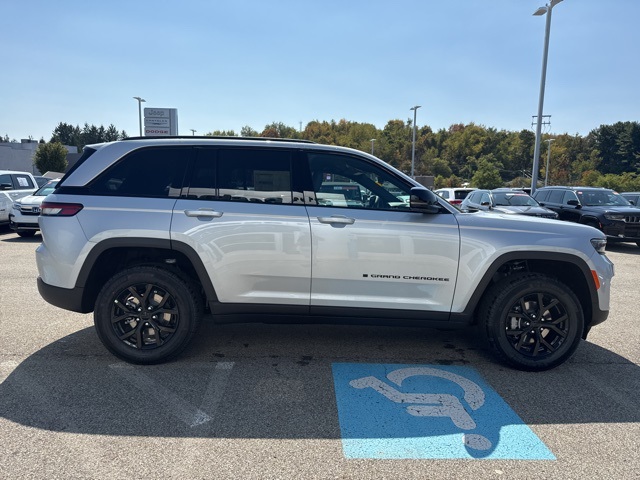 2025 Jeep Grand Cherokee Altitude photo 4