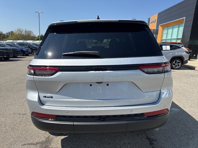 2025 Jeep Grand Cherokee Altitude photo 5