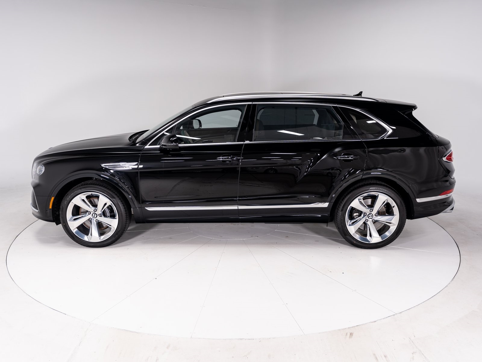 2024 Bentley Bentayga EWB V8 photo 2