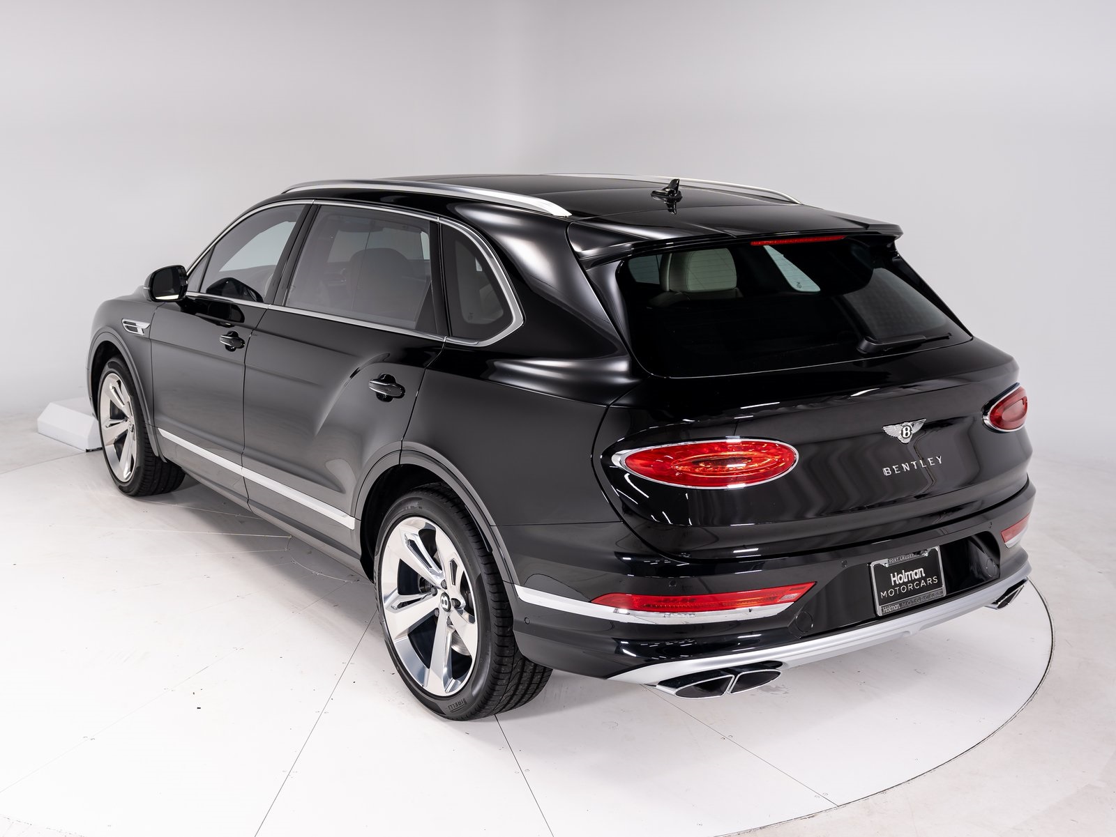 2024 Bentley Bentayga EWB V8 photo 3