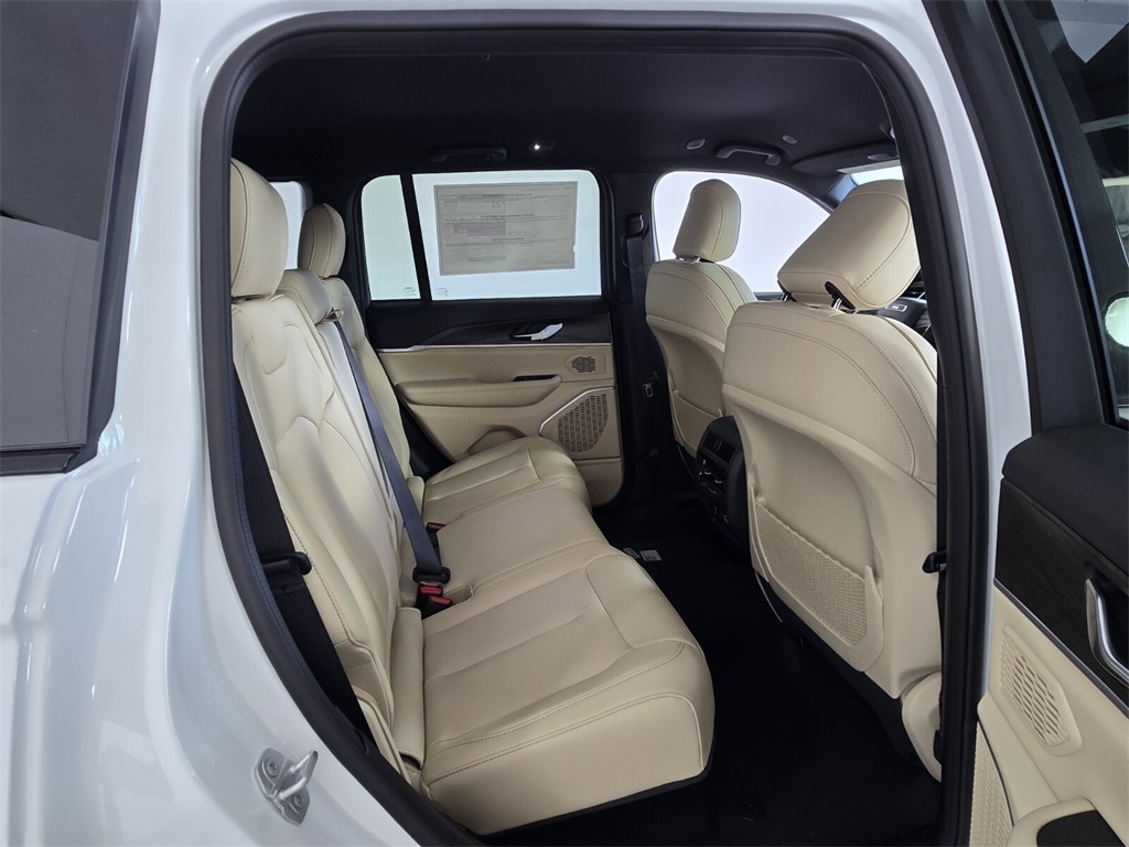 new 2025 Jeep Grand Cherokee car, priced at $38,425