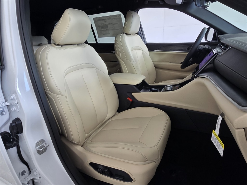 new 2025 Jeep Grand Cherokee car, priced at $38,425