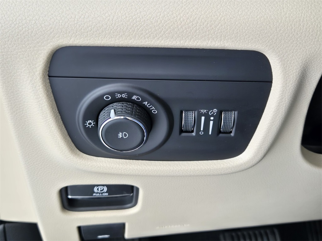 new 2025 Jeep Grand Cherokee car, priced at $38,425