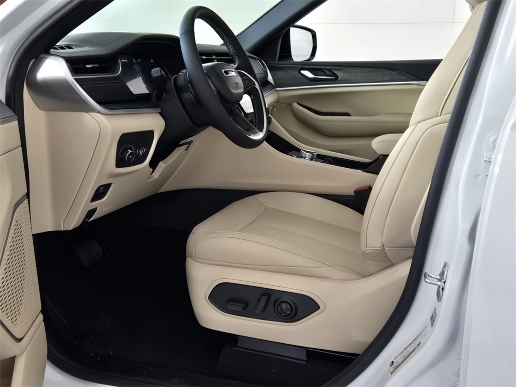 new 2025 Jeep Grand Cherokee car, priced at $38,425