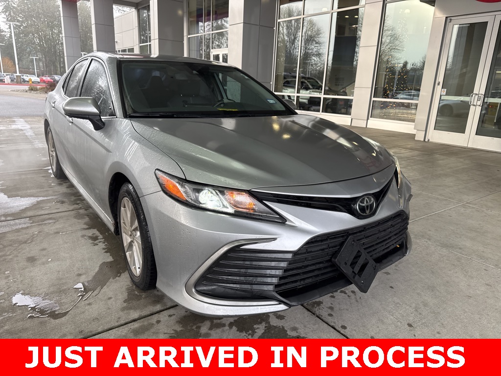 2022 Toyota Camry LE's photo