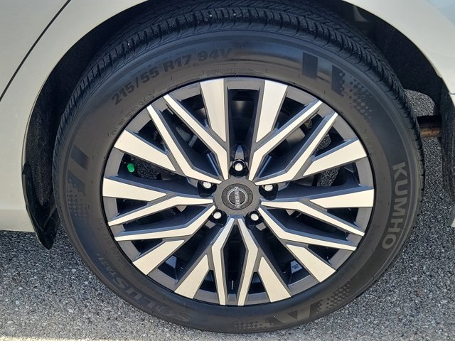 2024 Brilliant Silver Metallic Nissan Altima 2.5 SV FWD Sedan