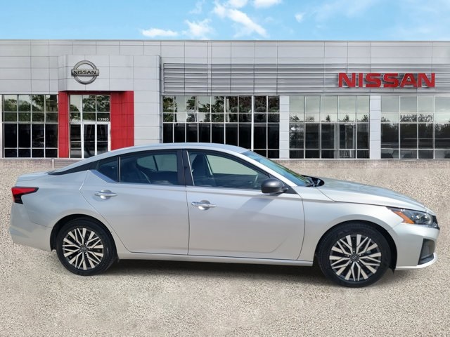 2024 Brilliant Silver Metallic Nissan Altima 2.5 SV FWD Sedan