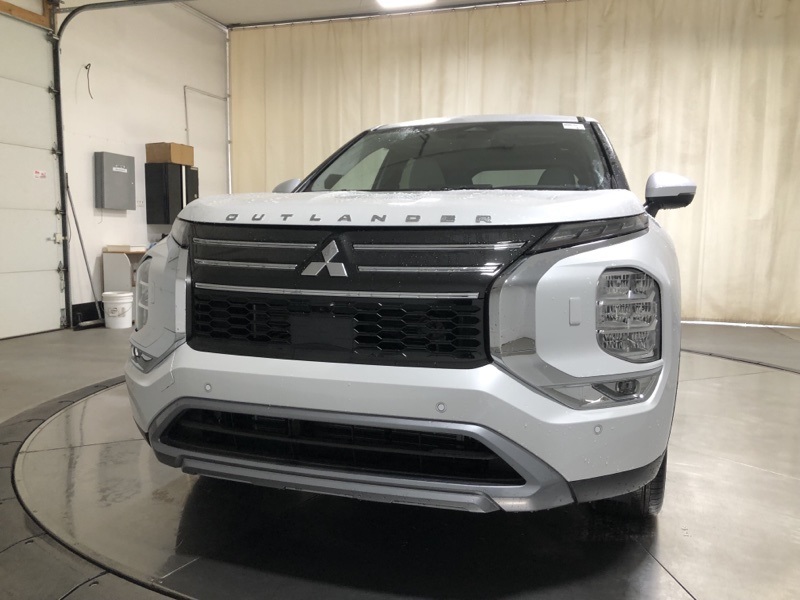 2025 Mitsubishi Outlander SE photo 2