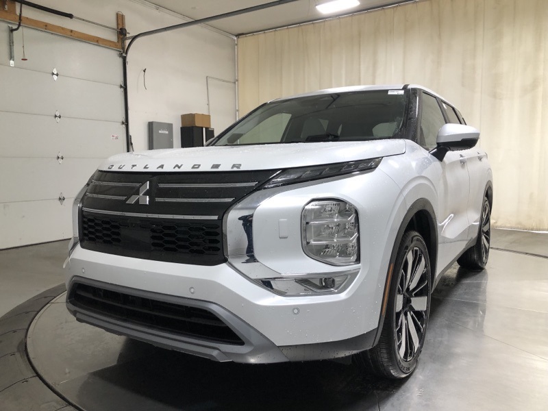 2025 Mitsubishi Outlander SE photo 3