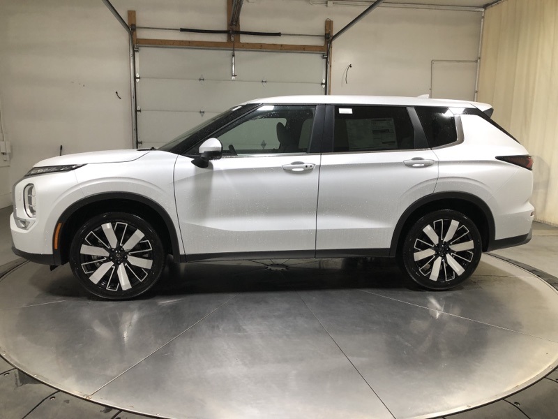 2025 Mitsubishi Outlander SE photo 4