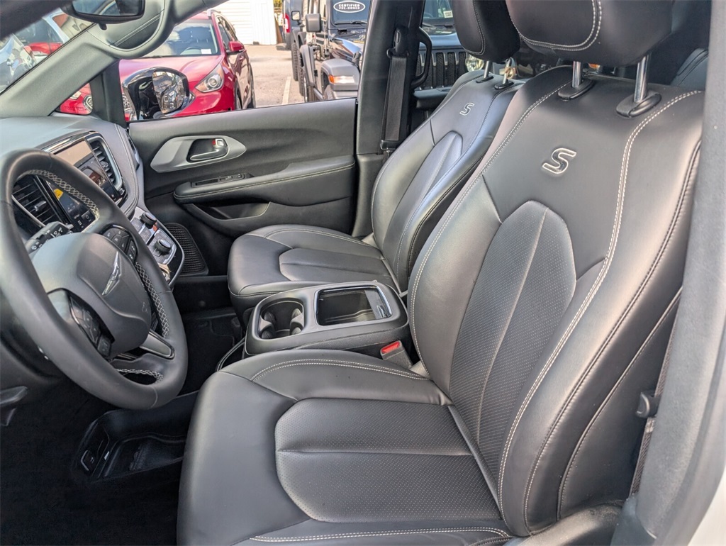 used 2024 Chrysler Pacifica car, priced at $25,998