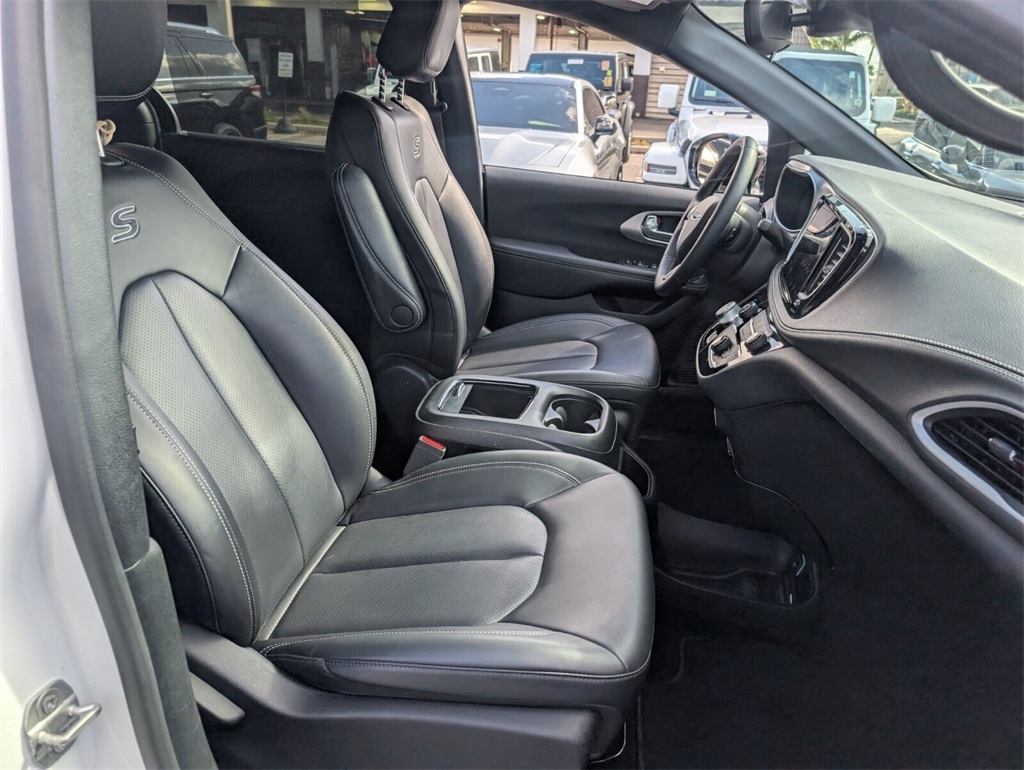 used 2024 Chrysler Pacifica car, priced at $25,998