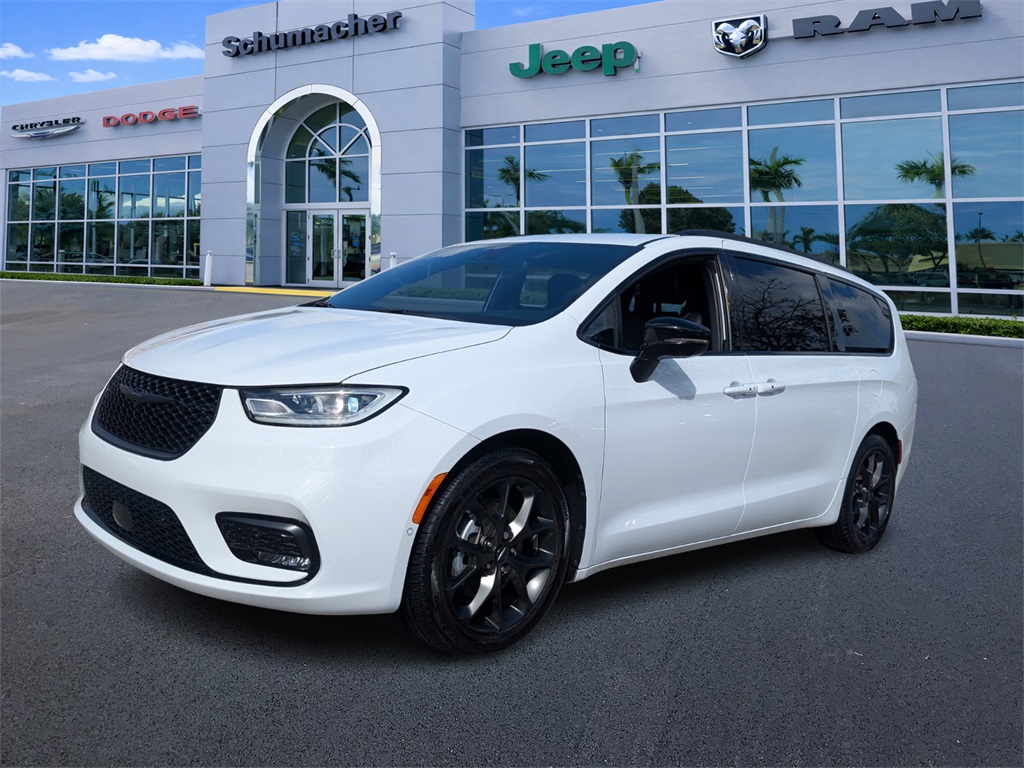 used 2024 Chrysler Pacifica car, priced at $25,998