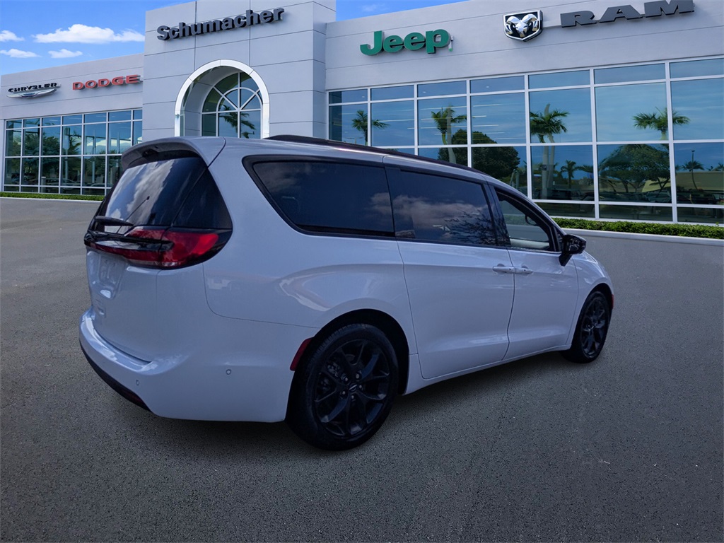 used 2024 Chrysler Pacifica car, priced at $25,998