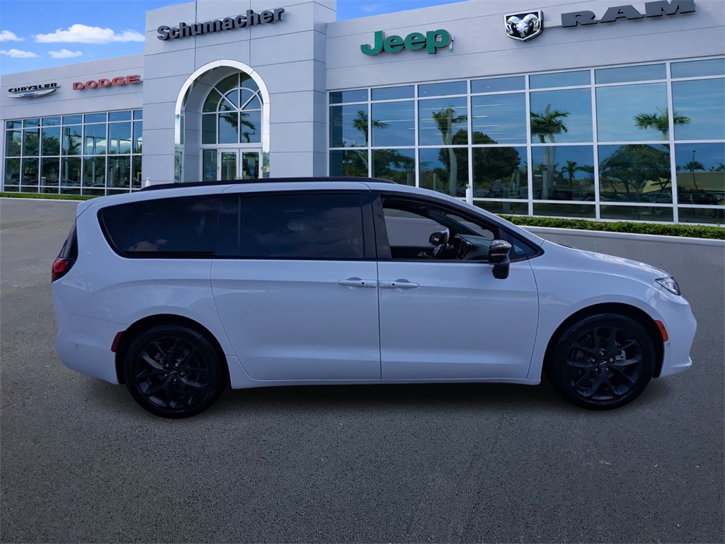 used 2024 Chrysler Pacifica car, priced at $25,998