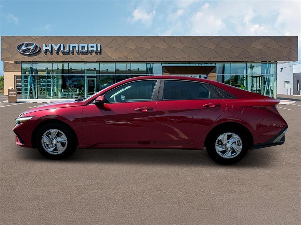 2025 Hyundai Elantra SE photo 3