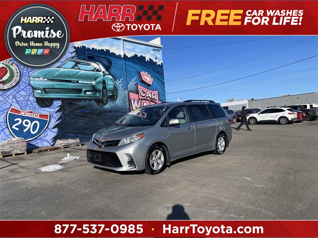2020 Toyota Sienna LE's photo