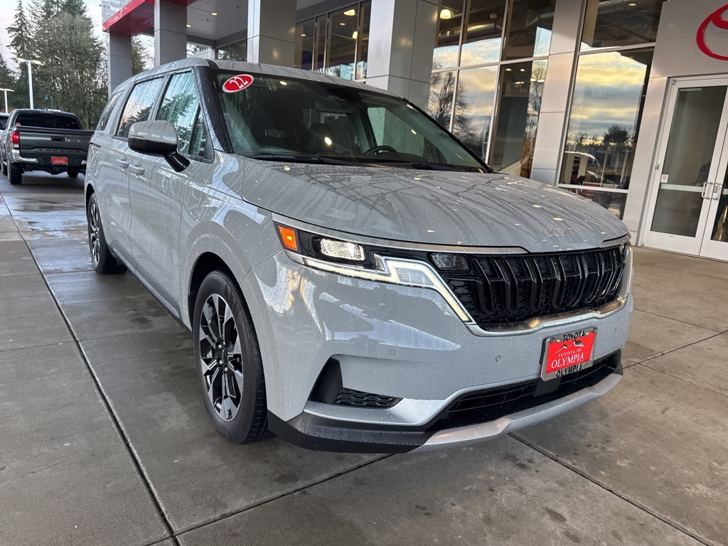 2022 Kia Carnival EX's photo