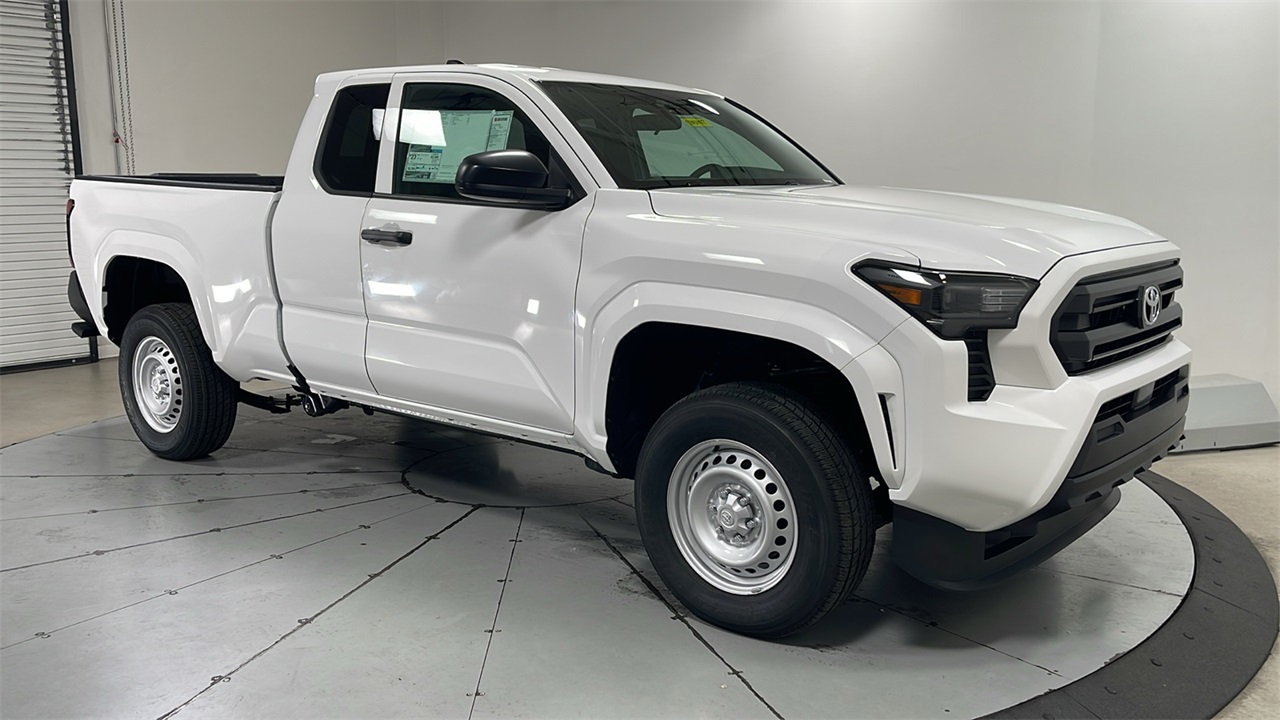 2025 Toyota Tacoma SR XtraCab photo 3