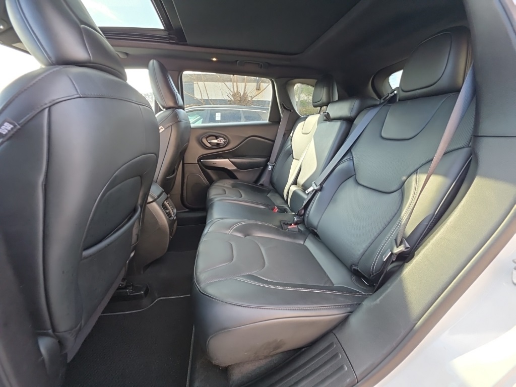 used 2021 Jeep Cherokee car, priced at $18,895