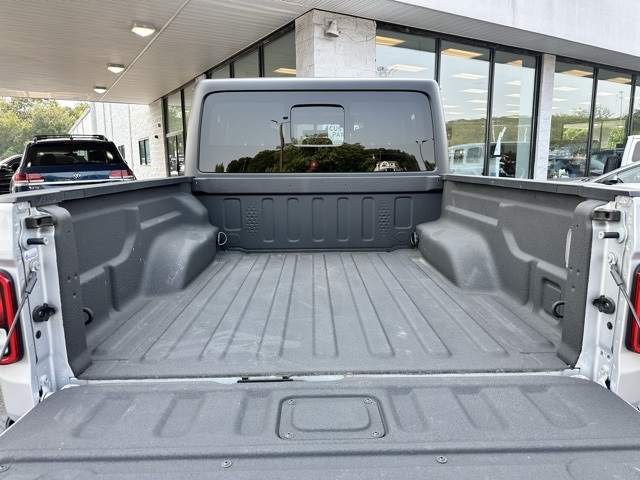 2023 Silver Zynith Clearcoat Jeep Gladiator Willys 4X4 Truck